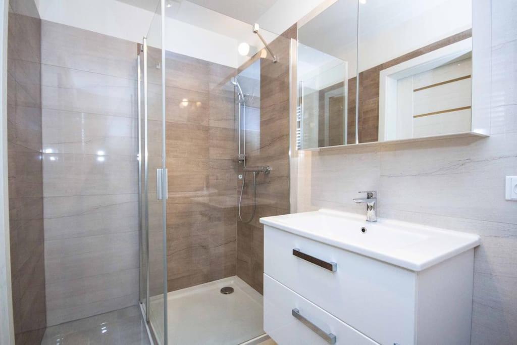 In With Free Parking Apartment Pressburg